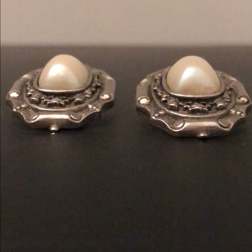 VINTAGE MABE PEARL W/ANTIQUE SILVER TONE CLIPONS - Picture 5 of 8